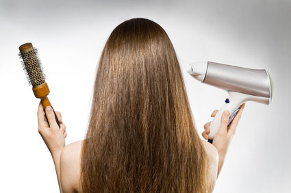 Как уложить волосы феном